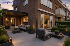 Lisserdijk 30 impressie voortuin met kleine overkapping bij schemer.jpg