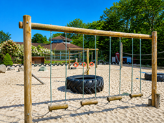 HvD Zandspeeltuin met workout toestellen.png