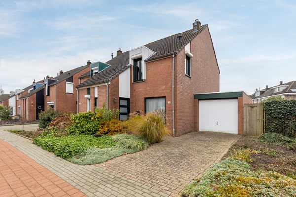 Verkocht: Duurzame (energielabel B) tweekapper met garage op ruim perceel