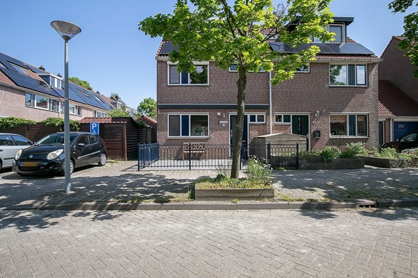 Acacia 63, Hoorn