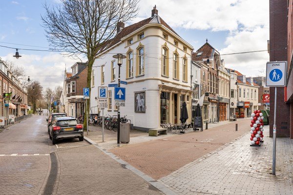 Te koop: De belegging bestaat uit:  - Voorstraat 1 winkel (daghoreca) - Voorstraat 1A appartement - Nieuwstraat 2B woning - Voorstraat 3 winkel - Voorstraat 3A maisonnette woning. 