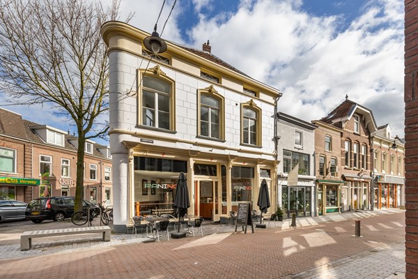 Te koop: De belegging bestaat uit:  - Voorstraat 1 winkel (daghoreca) - Voorstraat 1A appartement - Nieuwstraat 2B woning - Voorstraat 3 winkel - Voorstraat 3A maisonnette woning. 