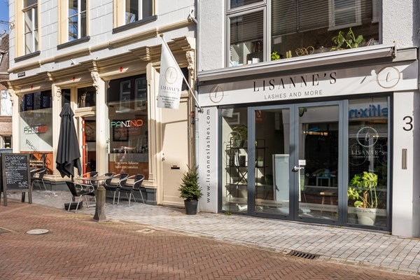 Te koop: De belegging bestaat uit:  - Voorstraat 1 winkel (daghoreca) - Voorstraat 1A appartement - Nieuwstraat 2B woning - Voorstraat 3 winkel - Voorstraat 3A maisonnette woning. 