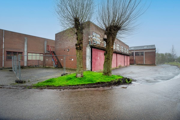Te huur: Kantoor- of praktijkruimte op de eerste verdieping met eigen parkeerplaatsen, nabij een woonwijk. Een kans voor ondernemers, zorgprofessionals of dienstverleners die een eigen plek zoeken. 