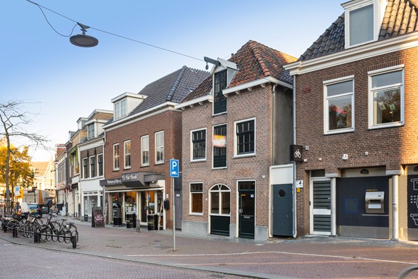 Te koop: Altijd al gedroomd van je eigen horecazaak? Dan is dit jouw kans! Midden in het bruisende hart van het centrum, aan de levendige Rijnstraat, staat dit nette en karakteristieke monumentale pand.  