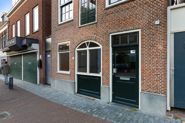 Te koop: Altijd al gedroomd van je eigen horecazaak? Dan is dit jouw kans! Midden in het bruisende hart van het centrum, aan de levendige Rijnstraat, staat dit nette en karakteristieke monumentale pand.  
