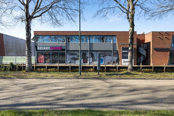 Te huur: Perfecte kantoor locatie dicht bij de Rijksweg A12 het centrum en het treinstation. Hierdoor is de bereikbaarheid optimaal. Voldoende parkeergelegenheid op eigen terrein. 