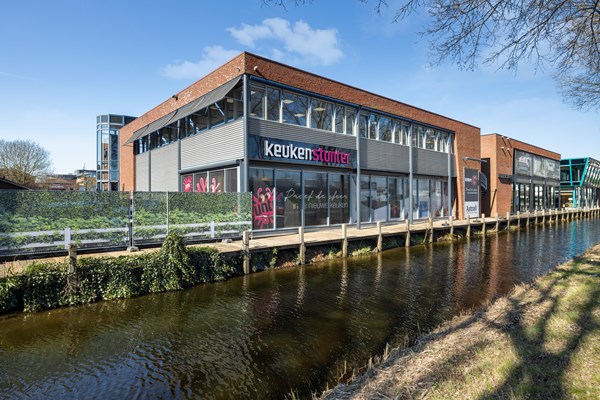 Te huur: Perfecte kantoor locatie dicht bij de Rijksweg A12 het centrum en het treinstation. Hierdoor is de bereikbaarheid optimaal. Voldoende parkeergelegenheid op eigen terrein. 