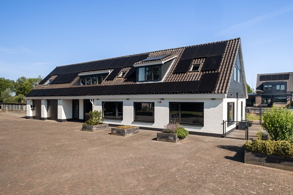 Te koop: Deze gasloze, vrijstaande woning is gelegen in het buitengebied van Woerden "BARWOUTSWAARDER" en staat op een perceel grond van 920m² en is perfect onderhouden.