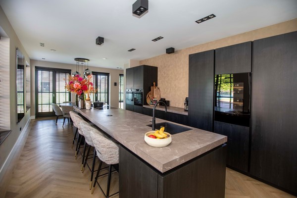 Te koop: Dit grachtenpand met twee entrees die wonen en werk gemakkelijk kunnen scheiden, is ideaal voor mensen die vanuit huis werken, op zoek zijn naar dubbele bewoning. 