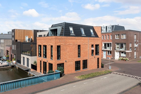 Te koop: Dit grachtenpand met twee entrees die wonen en werk gemakkelijk kunnen scheiden, is ideaal voor mensen die vanuit huis werken, op zoek zijn naar dubbele bewoning. 