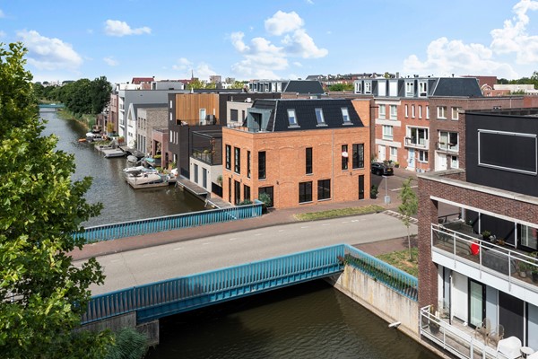 Te koop: Dit grachtenpand met twee entrees die wonen en werk gemakkelijk kunnen scheiden, is ideaal voor mensen die vanuit huis werken, op zoek zijn naar dubbele bewoning. 