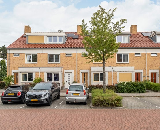 Te koop: Verrassende ruime en goed onderhouden tussenwoning. Ideaal voor gezinnen of mensen die op zoek zijn naar extra leefruimte. De tussenwoning beschikt over een  vier volwaardige slaapkamers,