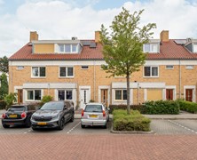 Te koop: Verrassende ruime en goed onderhouden tussenwoning. Ideaal voor gezinnen of mensen die op zoek zijn naar extra leefruimte. De tussenwoning beschikt over een  vier volwaardige slaapkamers,
