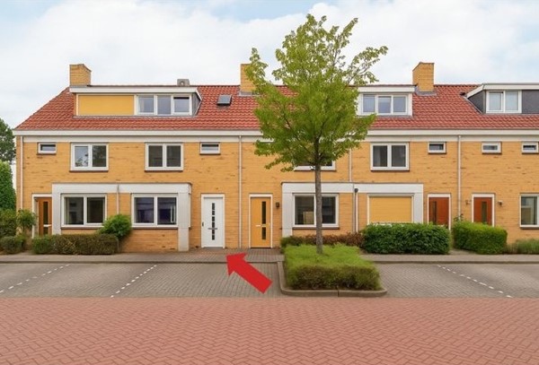 Te koop: Verrassende ruime en goed onderhouden tussenwoning. Ideaal voor gezinnen of mensen die op zoek zijn naar extra leefruimte. De tussenwoning beschikt over een  vier volwaardige slaapkamers,