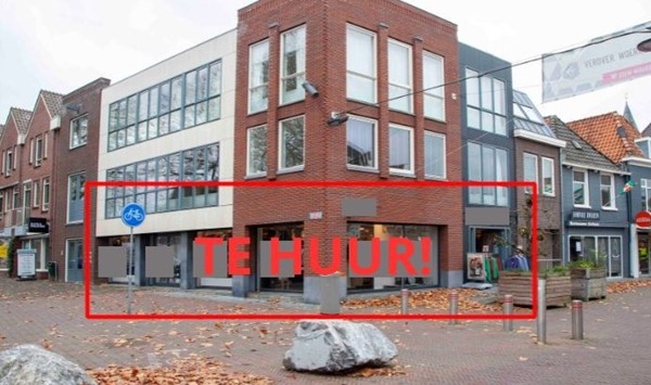 Winkelruimte op een goede locatie in het centrum op de hoek van de Rijnstraat / Wagenstraat. Nabij de supermarkt van A.H. gevestigd en parkeerplaatsen. Verder in de directe omgeving zijn veel "vers...