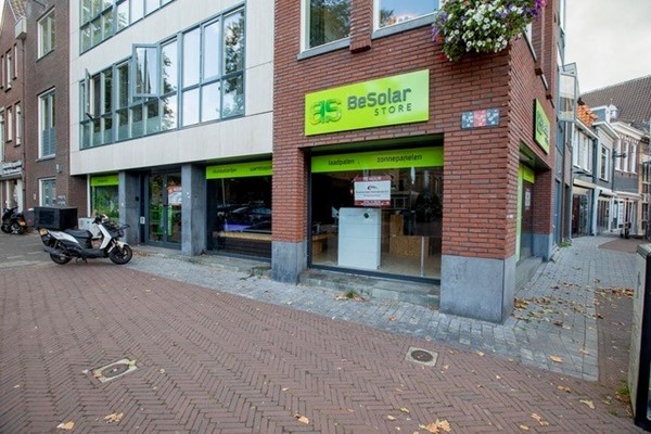 For rent: Winkelruimte op een goede locatie in het centrum op de hoek van de Rijnstraat / Wagenstraat. Nabij de supermarkt van A.H. gevestigd en parkeerplaatsen. Verder in de directe omgeving zijn veel "vers...