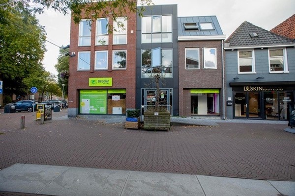 For rent: Winkelruimte op een goede locatie in het centrum op de hoek van de Rijnstraat / Wagenstraat. Nabij de supermarkt van A.H. gevestigd en parkeerplaatsen. Verder in de directe omgeving zijn veel "vers...
