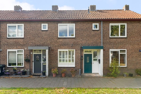 Te koop: Royale gezinswoning met zonnige tuin, moderne keuken en drie slaapkamers. Ben je op zoek naar een nette tussenwoning met verrassend veel ruimte? Dan is deze gezinswoning zeker het bekijken waard.
