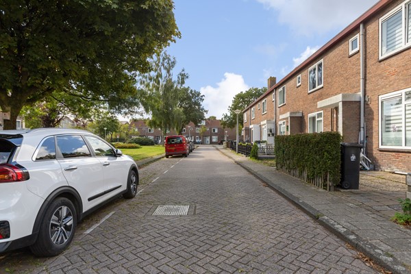 Te koop: Royale gezinswoning met zonnige tuin, moderne keuken en drie slaapkamers. Ben je op zoek naar een nette tussenwoning met verrassend veel ruimte? Dan is deze gezinswoning zeker het bekijken waard.
