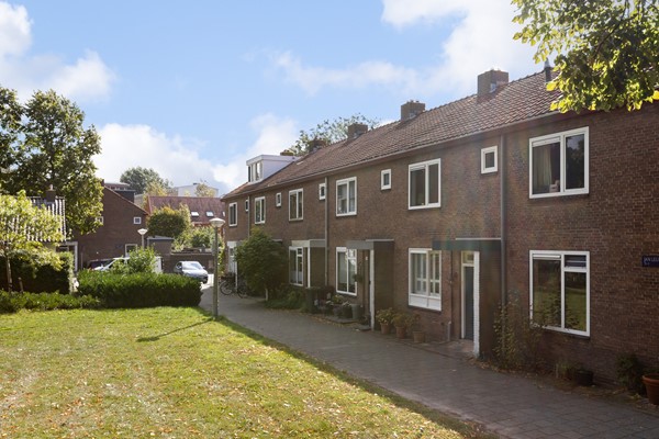 Te koop: Royale gezinswoning met zonnige tuin, moderne keuken en drie slaapkamers. Ben je op zoek naar een nette tussenwoning met verrassend veel ruimte? Dan is deze gezinswoning zeker het bekijken waard.
