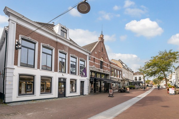 Te koop: Historisch herenhuis combineert royaal wonen met hoogwaardige kantoor-, werk- of winkelruimte. Is recentelijk (2021) volledig met architectonische begeleiding gerenoveerd.
