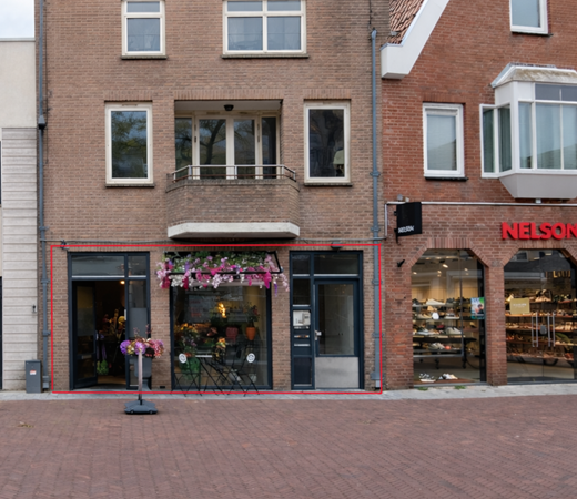 Te huur: Keurige, representatieve winkelruimte op een goede zich locatie, midden in het centrum van Woerden. 