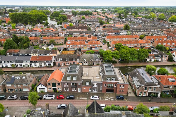 Te koop: Het riante appartement biedt een uitzonderlijke woonoppervlakte van circa 340 m², beschikt over twee ruime balkons, twee badkamers vijf slaapkamers,  met panoramisch uitzicht over de Oude Rijn. 

