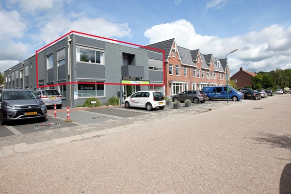 Te huur: Representatieve kantoorruimte op een goede locatie, nabij het station, buslijnen en het bruisende centrum, bieden wij deze gezamenlijke kantoorruimte aan, gelegen op de eerste verdieping. 