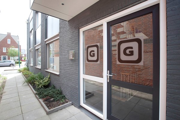 Te huur: Representatieve kantoorruimte op een goede locatie, nabij het station, buslijnen en het bruisende centrum, bieden wij deze gezamenlijke kantoorruimte aan, gelegen op de eerste verdieping. 