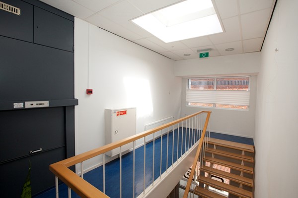 Te huur: Representatieve kantoorruimte op een goede locatie, nabij het station, buslijnen en het bruisende centrum, bieden wij deze gezamenlijke kantoorruimte aan, gelegen op de eerste verdieping. 