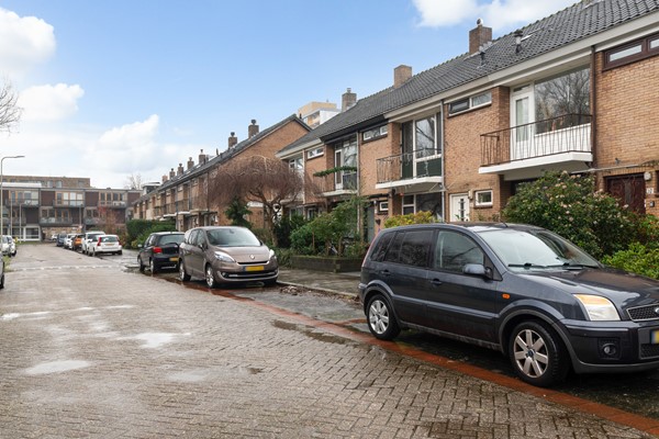 Te koop: In de geliefde Planetenbuurt bieden wij deze goed verzorgde en deels gemoderniseerde tussenwoning aan met een speelse Z-kamer indeling met 4 slaapkamers en meerdere buitenruimtes. 