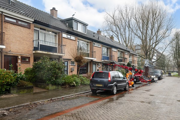 Te koop: In de geliefde Planetenbuurt bieden wij deze goed verzorgde en deels gemoderniseerde tussenwoning aan met een speelse Z-kamer indeling met 4 slaapkamers en meerdere buitenruimtes. 