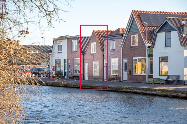 Te koop: Gerenoveerde, sfeervolle halfvrijstaande woning met twee slaapkamers en moderne inbouwkeuken en badkamer, nabij de Oude Rijn met zonnige tuin op het zuiden.
 