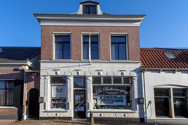 Te koop: Sfeervolle ruime tussenwoning met winkelruimte tuin en parkeren op eigen terrein in hart van het historische dorp.