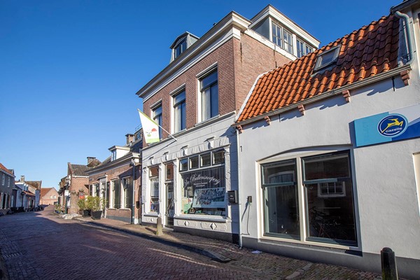 Te koop: Sfeervolle ruime tussenwoning met winkelruimte tuin en parkeren op eigen terrein in hart van het historische dorp.