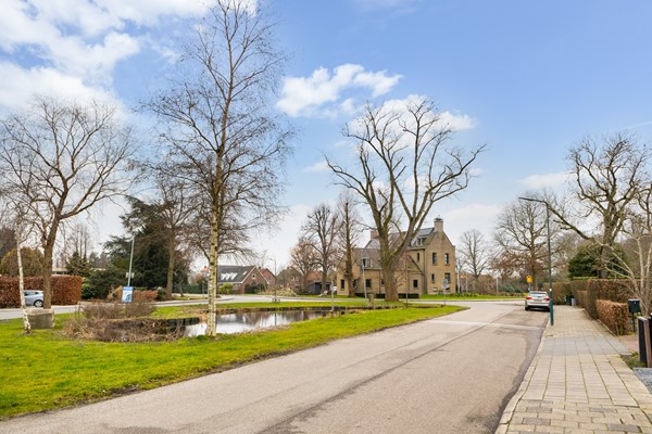 Te koop: Op een prominente locatie midden in het dorp staat deze vrijstaande bungalow uit de jaren ’60, gelegen op een royale kavel van maar liefst 677 m². 