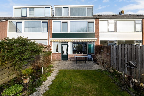 Te koop: Ruime doorzon tussenwoning met vier slaapkamers en tuin op het zuidwesten. 