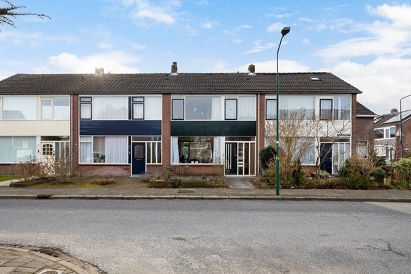 Te koop: Ruime doorzon tussenwoning met vier slaapkamers en tuin op het zuidwesten. 