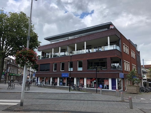 Rented subject to conditions: Met uitzicht over de Haven en midden in het bruisende centrum van Woerden biedt De Havenpoort een unieke combinatie van luxe, comfort en een karaktervolle locatie.