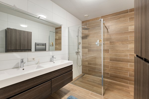 Sold subject to conditions: Ruim 3-kamer appartement met groot dakterras, garageplaats en berging 