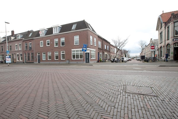 Rented: Ruim tweekamerappartement met werkruimte van 81 m² in het hart van Woerden.  Gelegen op de begane grond met uitzicht over het parkeerterrein en in de nabijheid van het theater “Het Klooster”
