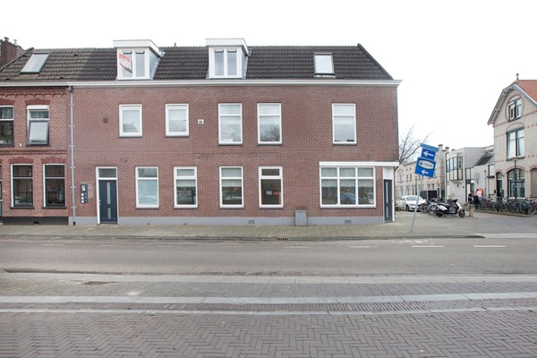 Rented: Ruim tweekamerappartement met werkruimte van 81 m² in het hart van Woerden.  Gelegen op de begane grond met uitzicht over het parkeerterrein en in de nabijheid van het theater “Het Klooster”
