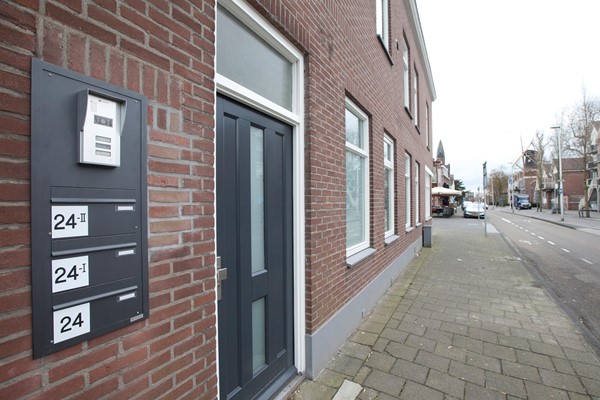 Rented: Ruim tweekamerappartement met werkruimte van 81 m² in het hart van Woerden.  Gelegen op de begane grond met uitzicht over het parkeerterrein en in de nabijheid van het theater “Het Klooster”
