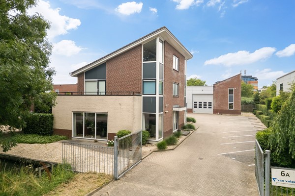 For sale: ONDERNEMERS OPGELET: UNIEKE COMBINATIE VAN WONEN EN WERKEN!  Op een gunstige locatie binnen de bebouwde kom staat deze ruime vrijstaande woning,  bedrijfsgebouw, kantoorruimte en parkeerterrein.