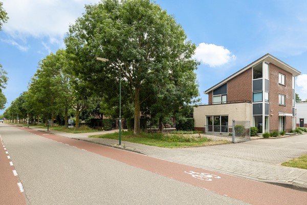 For sale: ONDERNEMERS OPGELET: UNIEKE COMBINATIE VAN WONEN EN WERKEN!  Op een gunstige locatie binnen de bebouwde kom staat deze ruime vrijstaande woning,  bedrijfsgebouw, kantoorruimte en parkeerterrein.