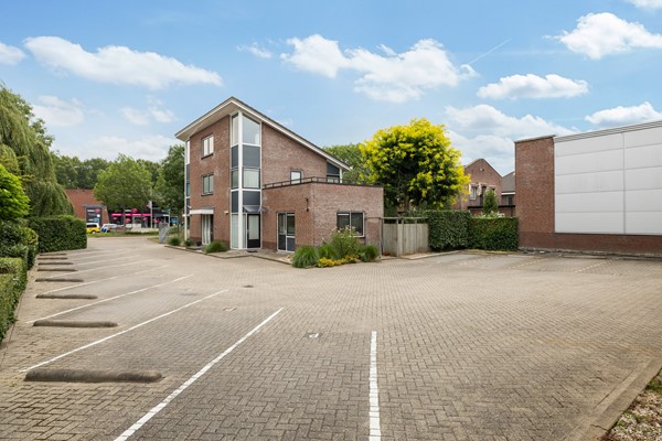 For sale: ONDERNEMERS OPGELET: UNIEKE COMBINATIE VAN WONEN EN WERKEN!  Op een gunstige locatie binnen de bebouwde kom staat deze ruime vrijstaande woning,  bedrijfsgebouw, kantoorruimte en parkeerterrein.