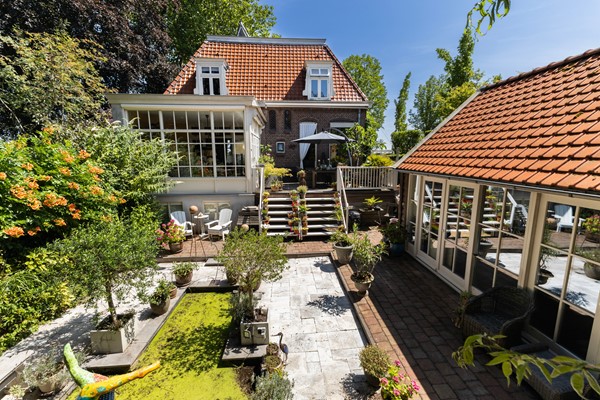 For sale: Uitzonderlijk wonen aan de Amstel. Op een prachtige locatie aan de dijk staat deze karaktervolle, vrijstaande woning met een eveneens vrijstaand atelier in de tuin. 