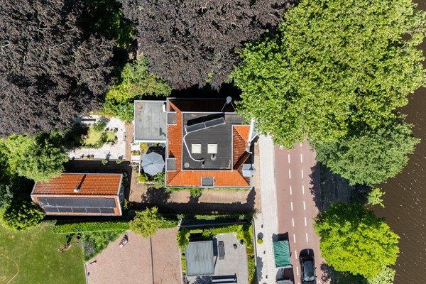 For sale: Uitzonderlijk wonen aan de Amstel. Op een prachtige locatie aan de dijk staat deze karaktervolle, vrijstaande woning met een eveneens vrijstaand atelier in de tuin. 