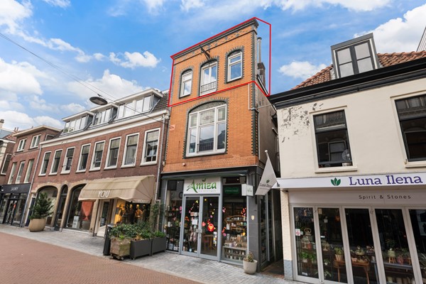 For sale: Sfeervol wonen onder een karakteristieke kap, midden in Woerden. 